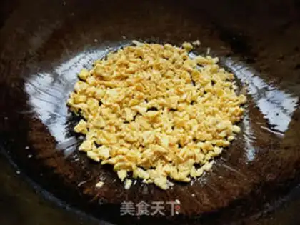 Make Soy sauce and egg fried rice step 4