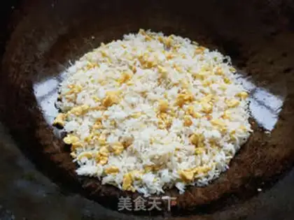 Make Soy sauce and egg fried rice step 5