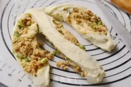 Make A little pine onion toast step 6