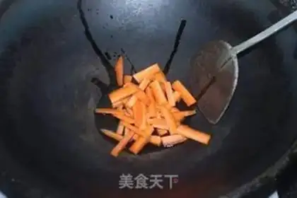 Make Celery fried eggs step 1