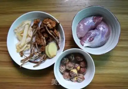 Make Tea mushrooms and chestnut pig soup step 0