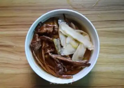 Make Tea mushrooms and chestnut pig soup step 1