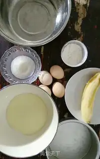 Make Banana cupcakes step 0
