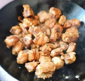 Make Four seasons of bean roasted ribs step 2