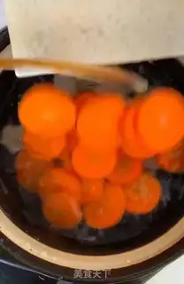Make Carrot corn ribs soup step 1