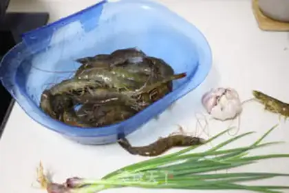 Make Garlic on the back shrimp step 0
