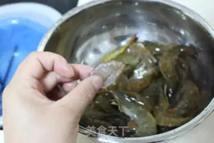 Make Garlic on the back shrimp step 1