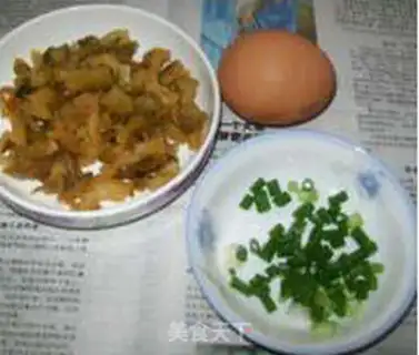 Make Squeeze eggs and rice step 1