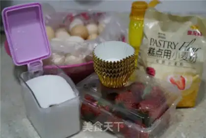 Make Strawberry Goldcake step 0