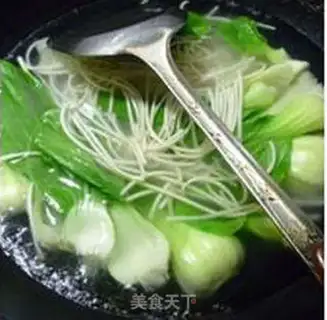 Make Eggs and soy noodles step 4