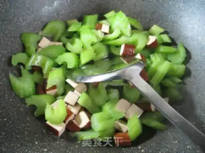 Make Eggs are fried with celery step 3