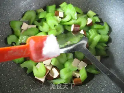 Make Eggs are fried with celery step 4