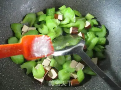 Make Eggs are fried with celery step 5