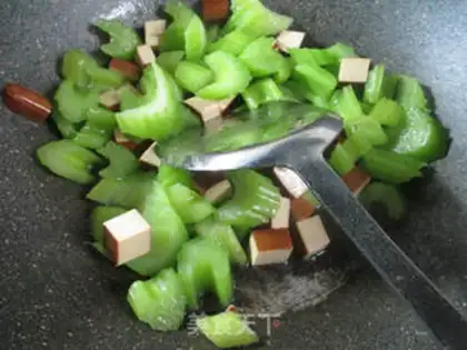 Make Eggs are fried with celery step 6