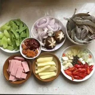 Make Spicy dry shrimp step 1