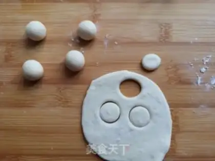 Make Bear squeezes bread step 7