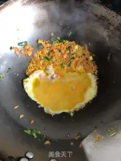 Make Carrot-ding egg fried rice step 2