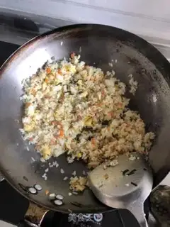 Make Carrot-ding egg fried rice step 5