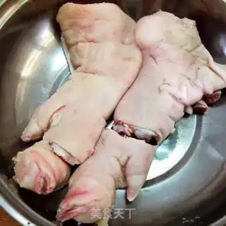 Make Pepper chopping pig hoof step 0