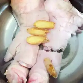 Make Pepper chopping pig hoof step 1