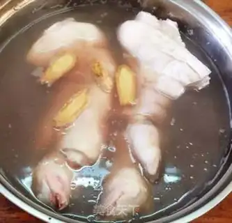 Make Pepper chopping pig hoof step 2