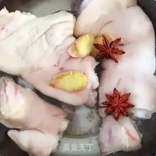 Make Pepper chopping pig hoof step 3