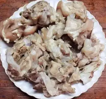 Make Pepper chopping pig hoof step 4