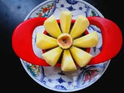 Make Apple steamed lilies step 1