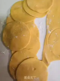 Make Pumpkin shrimp meat dumplings step 9