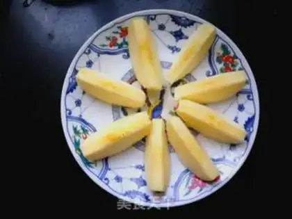 Make Apple steamed lilies step 2