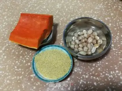 Make Pumpkin peanut porridge step 0