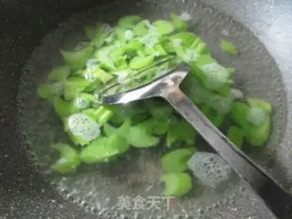 Make Solo ham and celery fans step 2