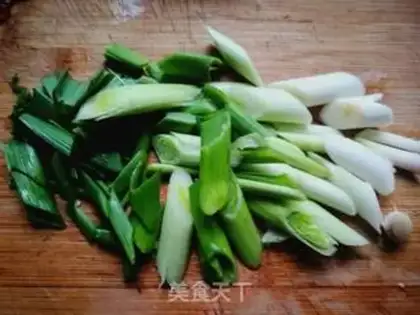 Make Garlic sprouts back to the pot step 3