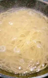 Make Tomato shrimp noodles step 1