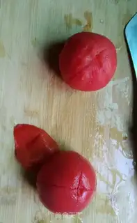 Make Tomatoes, fried eggs step 1