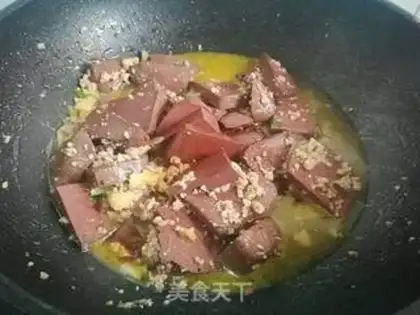 Make Garlic meat burns pig blood step 4