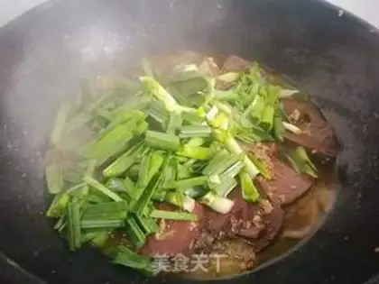 Make Garlic meat burns pig blood step 5