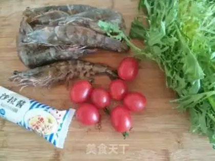 Make The salad sauce and the shrimp step 0