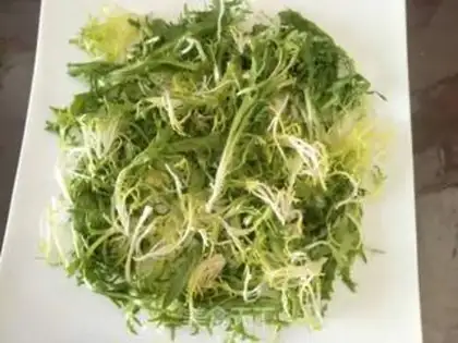 Make The salad sauce and the shrimp step 1