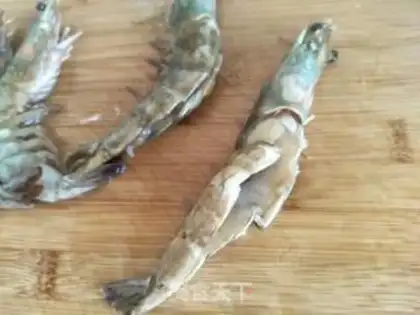 Make The salad sauce and the shrimp step 4