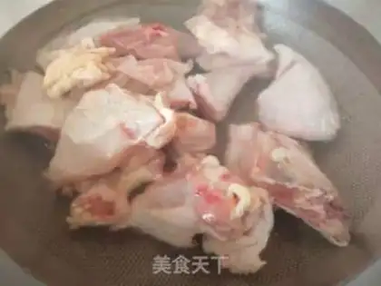Make Red-tree mushroom walnut chicken soup step 1