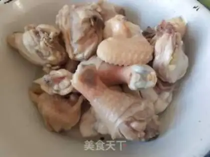 Make Red-tree mushroom walnut chicken soup step 2