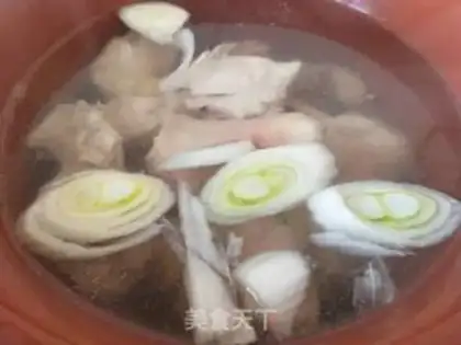 Make Red-tree mushroom walnut chicken soup step 3