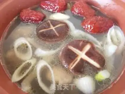 Make Red-tree mushroom walnut chicken soup step 5