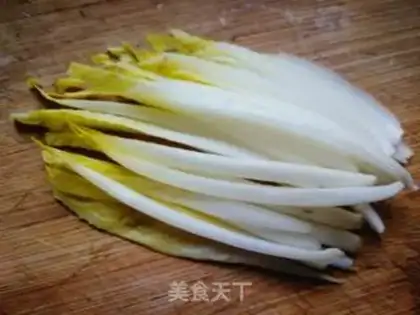 Make Garlic chili and macaroni step 1