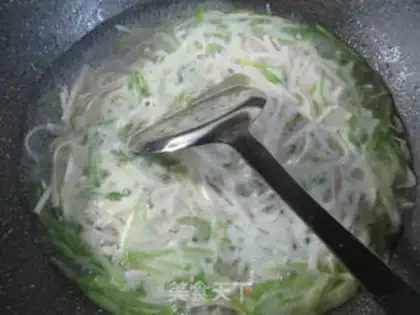 Make Shrimp-skinted radish noodles step 3