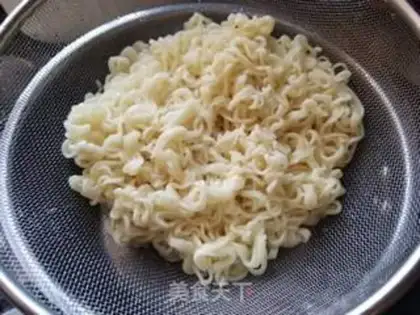 Make Salmon and ham noodles step 3