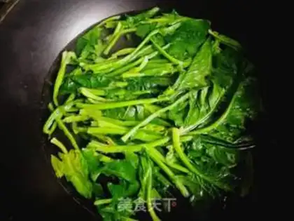 Make Peanut spinach step 1