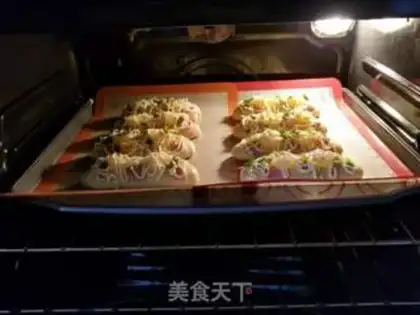 Make Pineapple ham bread step 15