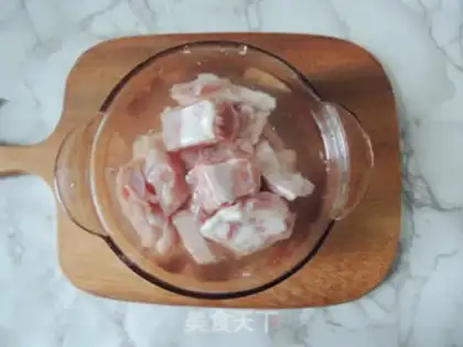 Make Doudou potato evaporated ribs step 1